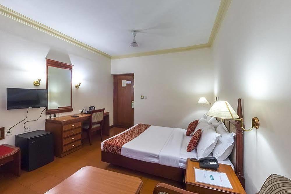 Issacs Residency Hotel Munnar Exterior photo
