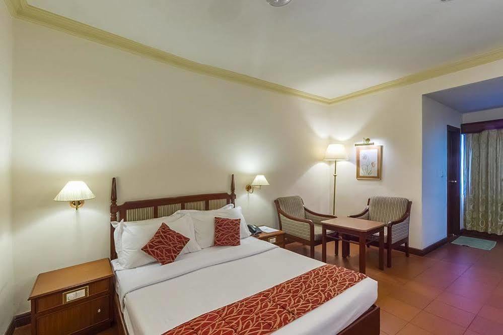 Issacs Residency Hotel Munnar Exterior photo